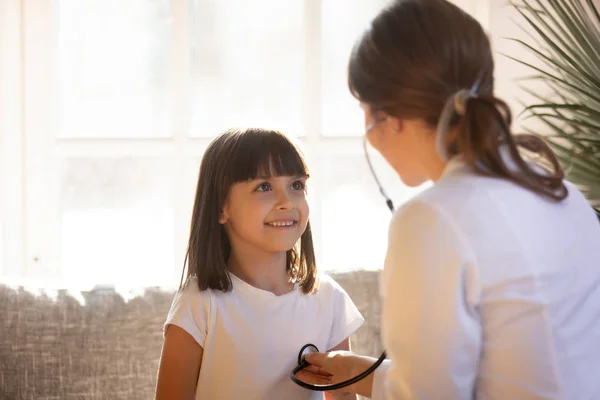 Roztomilé dítě návštěvy ženského lékaře pediatra hospodářství stetoskop zkoumání dítě — Stock fotografie