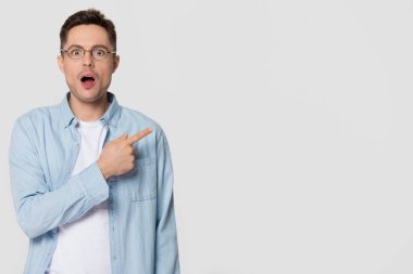 Hayrete genç adam inek işaret parmağı bir kenara boşaltmak, şok