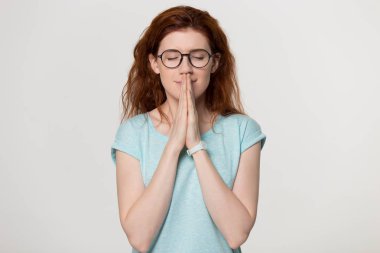 Meditasyon mutlu Kızıl saçlı minnettar kadın birleştirmek eller ile dua umuyoruz