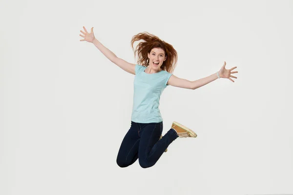 Felice giovane donna attiva che salta in aria urlando di gioia — Foto Stock