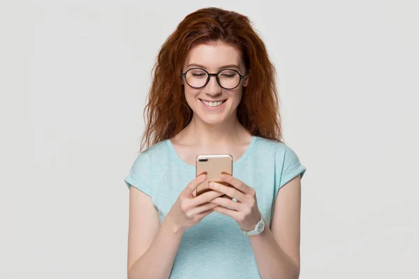 Gelukkig Jonge Roodharige Vrouw Glazen Houden Van Mobiele Telefoon Met — Stockfoto