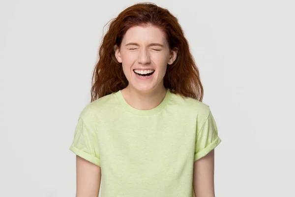 Mujer pelirroja feliz gritando con risas aisladas en el fondo —  Fotos de Stock