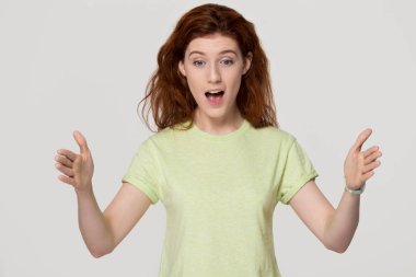 Boyuyla seyir büyük bir şey gösterilen hayran Kızıl saçlı kadın şok