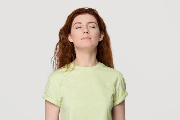 Lugn mindful rödhårig kvinna tar djupa andetag känsla gratis — Stockfoto