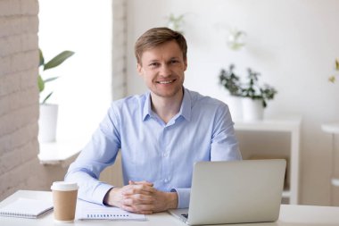 Başarılı iş sahibi için kamera gülümseyerek poz