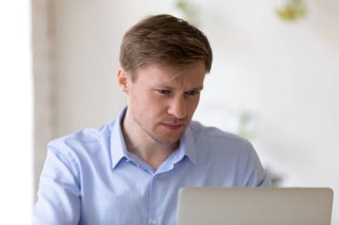 Bilgisayarda çalışan dalgın meşgul iş adamı 