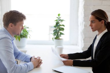 Röportaj iş aday ve masada oturan insan kaynakları yöneticisi