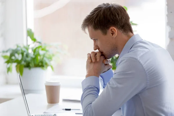 Gerichte zakenman zitten in kantoor werken en denken — Stockfoto