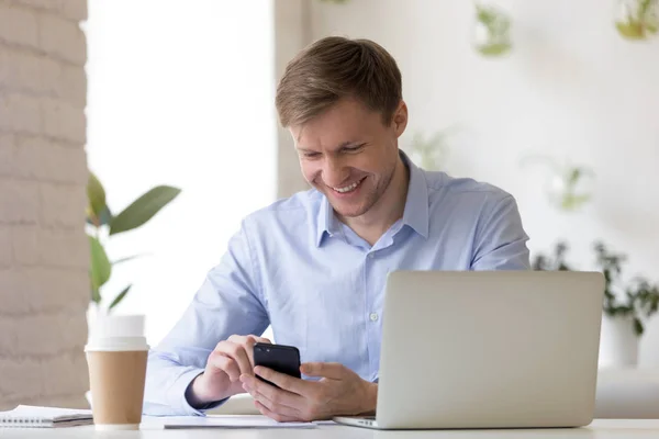 Zakenman een pauze tijdens de werkdag via telefoon — Stockfoto