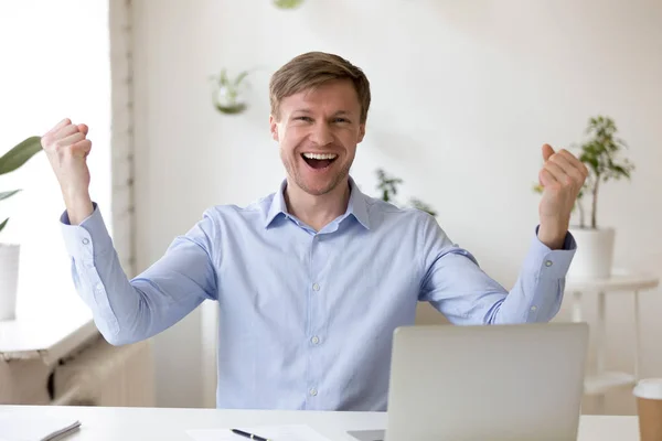 Happy employee looking at camera excited by great news — Stock Photo, Image