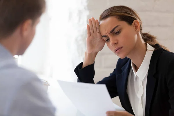 Confused hr manager interviewing unsuitable job candidate — Stock Photo, Image