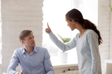 Kızgın erkek meslektaşı adam işyerinde suçluyor