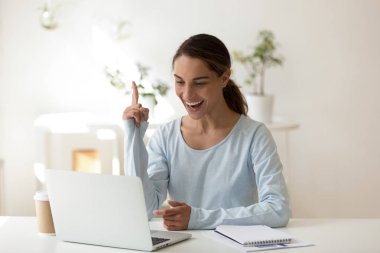 Bilgisayar üzerinde bir duygu memnun çalışan kadın bilir nasıl sorunu çözmek