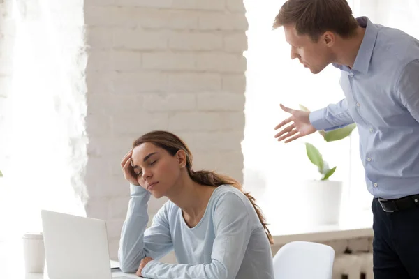 Capo catturato dipendente stanco quando si addormentò sul posto di lavoro — Foto Stock