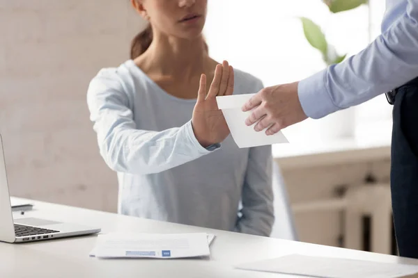 Mujer rechazando el dinero en el sobre ofrecido por el hombre — Foto de Stock