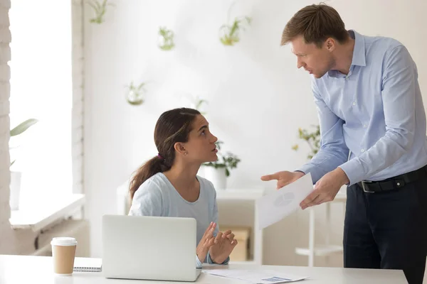 Boss criticizing work and scolding young female employee — Stock Photo, Image