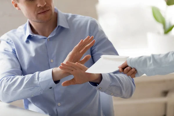 Zakenman afwijzing van geld in de envelop aangeboden door vrouwelijke partner — Stockfoto