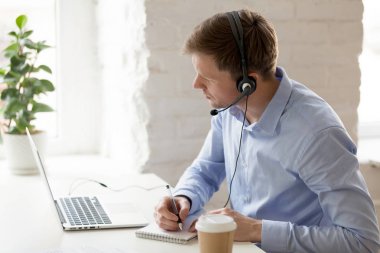 İşyerinde oturan işadamı geliştirmek online dersler kullanarak bilgi 