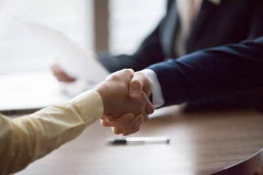 İş adamı ve iş kadını eller toplantıda sallamak, görünümü kapatın