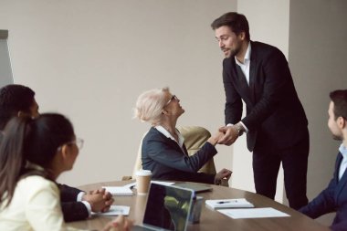 Yönetim kurulu üyesiydi saygı ifade elini tutarak minnettar ortak çalışan memnun
