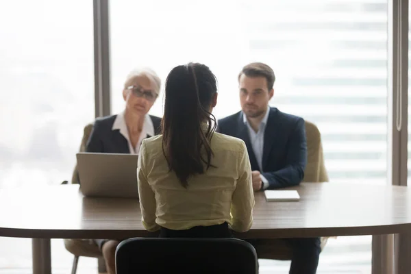 Vista trasera del puesto de trabajo solicitante habla con los reclutadores en la entrevista — Foto de Stock