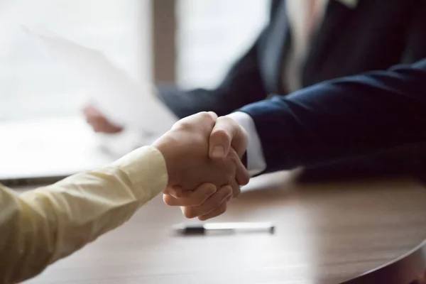 Empresario y mujer de negocios se dan la mano en la reunión, de cerca ver — Foto de Stock