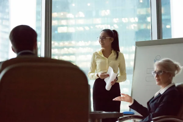 Sonriente asiático corporativo manager dando flip chart presentación en oficina —  Fotos de Stock