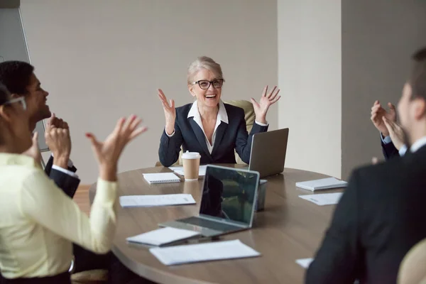 Erfolgreiches motiviertes Vorstandsteam hebt Hände und feiert geschäftlichen Erfolg — Stockfoto