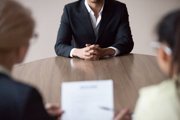 Концепция собеседования, кандидат на работу в Африку разговаривает с вербовщиками
