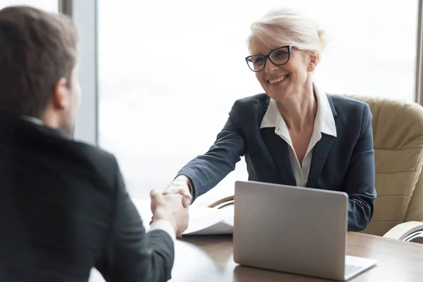 Vriendelijke hr manager handshaking aanvrager huren kandidaat op job interview — Stockfoto