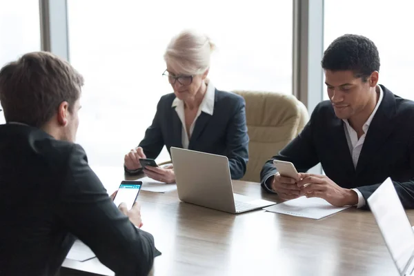 Diversos ejecutivos de negocios con teléfonos inteligentes — Foto de Stock