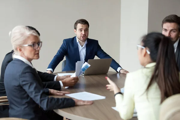 Angry executive shouting having disagreement with employee at group meeting — Stock Photo, Image