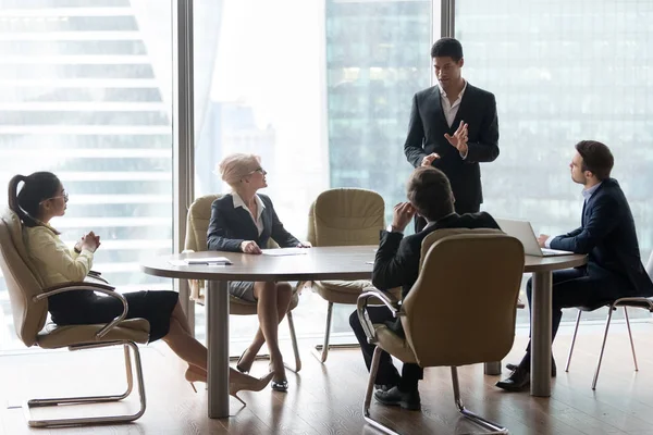 African american manager spreken op divers team bestuursvergadering — Stockfoto