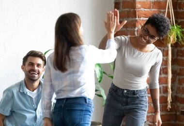 Çak bir beşlik birbirlerini tebrik veren arkadaşlar