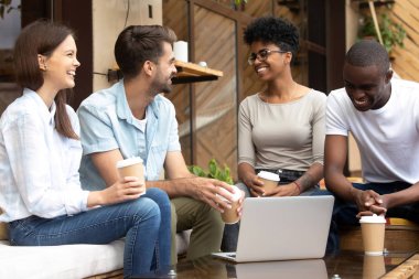 Neşeli çekici öğrencilerin harcama içme kahve vakit
