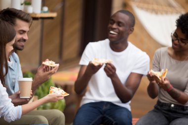 Neşeli çeşitli öğrenciler pizza içme kahve yeme bir mola