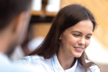 Çekici genç kadın kız erkek yakın odak kadar vakit geçiriyor. Portre gülümseyen kadın adamdan uzak görünüyordu o şaşkın ve ürkek ve çekingen. İlk buluşma ve romantik ilişkiler kavramı