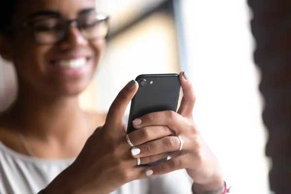 Κλείστε τα χέρια νεαρή μαύρη γυναίκα κρατώντας smartphone — Φωτογραφία Αρχείου