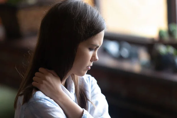 Mujer triste y solitaria sentada sola en el interior — Foto de Stock