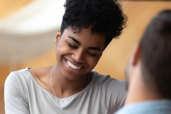 Gemischte Rasse attraktive Frauen genießen romantisches Date — Stockfoto