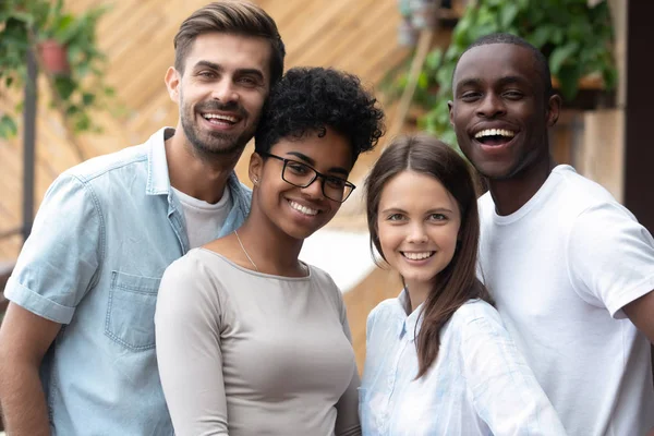 Çekici mutlu çok ırklı insanlar kameraya bakarak poz — Stok fotoğraf