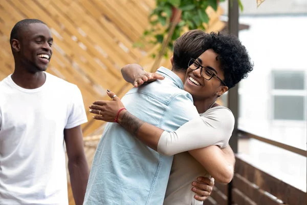 Afrikanerin und Kaukasier kuscheln im Sommercafé — Stockfoto