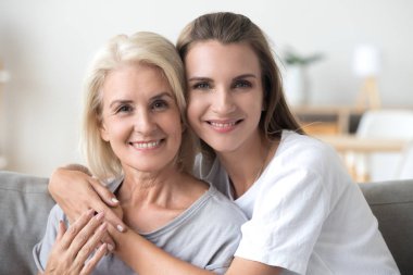 Yaşlı anne ve genç kızı gülümseyen portresi kafa vurdu