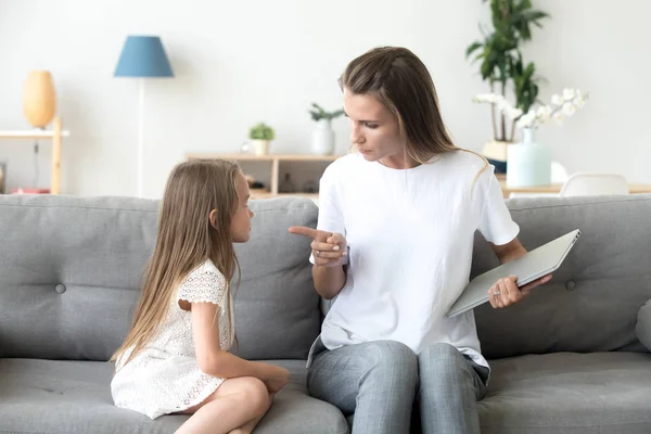 Rigoroso madre rimprovero piccola figlia per lungo laptop uso — Foto Stock