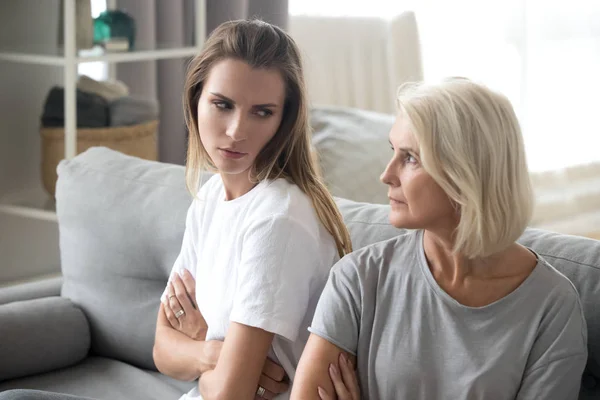 Arrabbiato invecchiato madre e figlia guardando a vicenda dopo litigio — Foto Stock