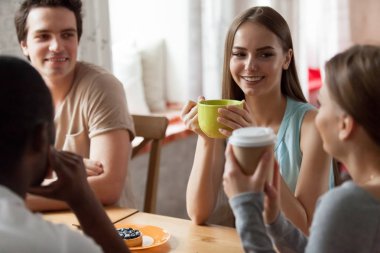 Gülümseyen kadın café'toplantısında konuşan arkadaşım dinleme