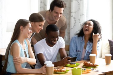 Afrika kökenli Amerikalı adam gösteren komik video arkadaşlarına gülümseyen