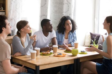 Çok ırklı öğrencilerin birlikte eğitim kafe, beyin fırtınası, paylaşım fikirler