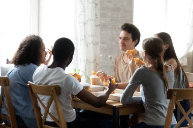 Konuşmayı ve kafede pizza yemek çok ırklı arkadaşlar