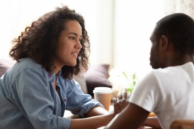 Karışık yarış kız ile ihale Afro-Amerikan erkek arkadaş aranıyor